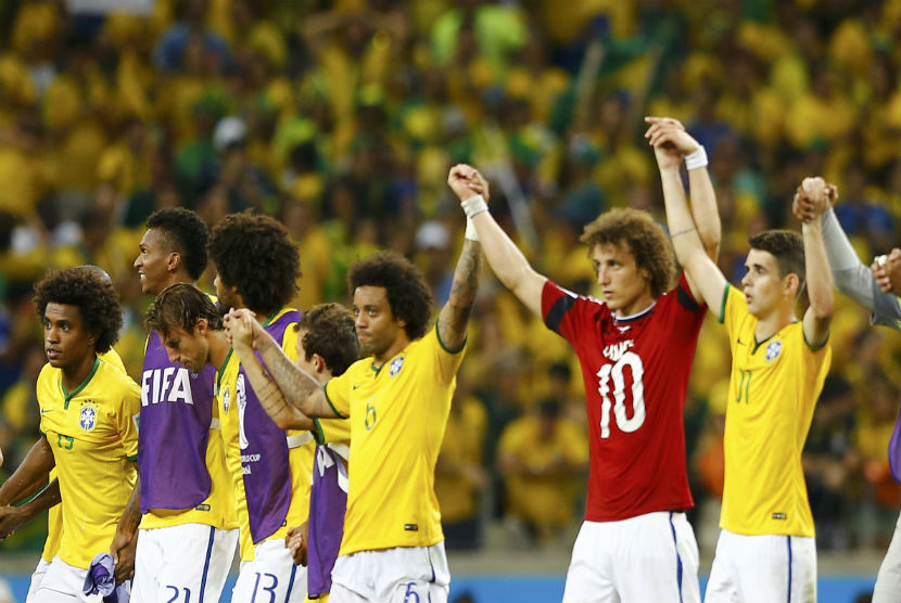 Pemain Brasil, David Luiz (dua kanan), mengenakan jersey pemain Kolombia, James Rodriguwz, saat melakukan selebrasi usai memenangkan laga perempat final Piala Dunia 2014 di Arena Castelao, Fortaleza, Jumat (4/7).  