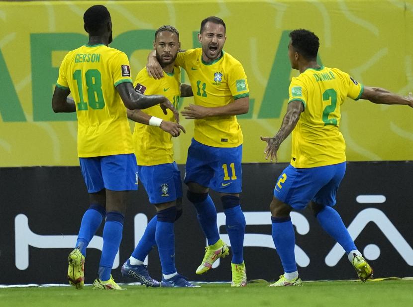 Pemain Brasil Everton Ribeiro (kedua kanan) merayakan gol dengan rekan setimnya setelah mencetak gol pembuka melawan Peru selama pertandingan sepak bola kualifikasi Piala Dunia FIFA Qatar 2022 di Pernambuco Arena di Recife, Brasil, Kamis, 9 September 2021.