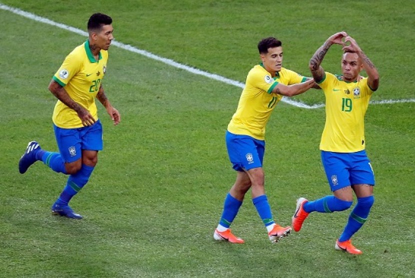 Pemain Brasil Everton Sousa (kanan) merayakan golnya ke gawang peru pada final Copa America 2019. 