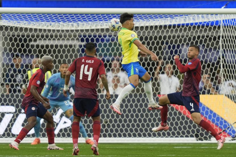 Pemain Brasil Lucas Paqueta melompat untuk menyundul bola dalam upaya mencetak gol selama pertandingan sepak bola Grup D Copa America melawan Kosta Rika, Selasa, 25 Juni 2024 WIB Inglewood, California.