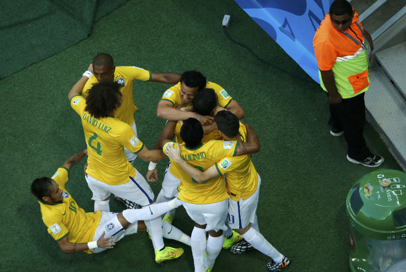 Pemain Brasil melakukan selebrasi setelah kapten mereka, Thiago Silva, menjebol gawang Kolombia di laga perempat final Piala Dunia 2014 di Arena Castelao, Fortalez, Jumat (4/7). 