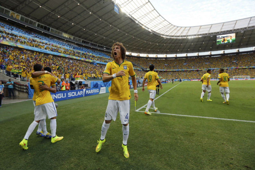 Pemain Brasil melakukan selebrasi setelah kapten mereka, Thiago Silva, menjebol gawang Kolombia di laga perempat final Piala Dunia 2014 di Arena Castelao, Fortalez, Jumat (4/7).  