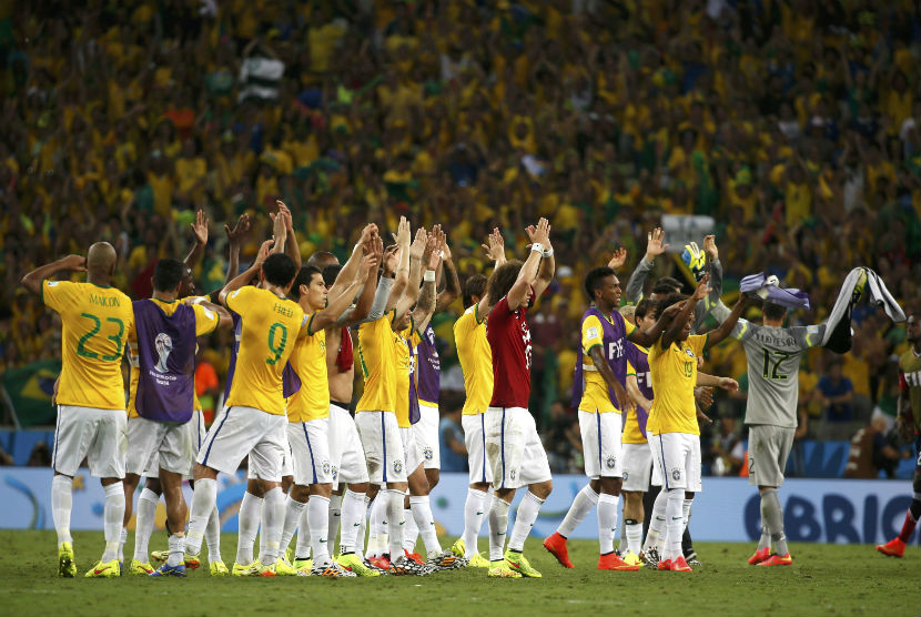 Pemain Brasil melakukan selebrasi usai mengalahkan Kolombia 2-1 di laga perempat final Piala Dunia 2014 di Arean Castelao, Fortalez, Jumat (4/7) 