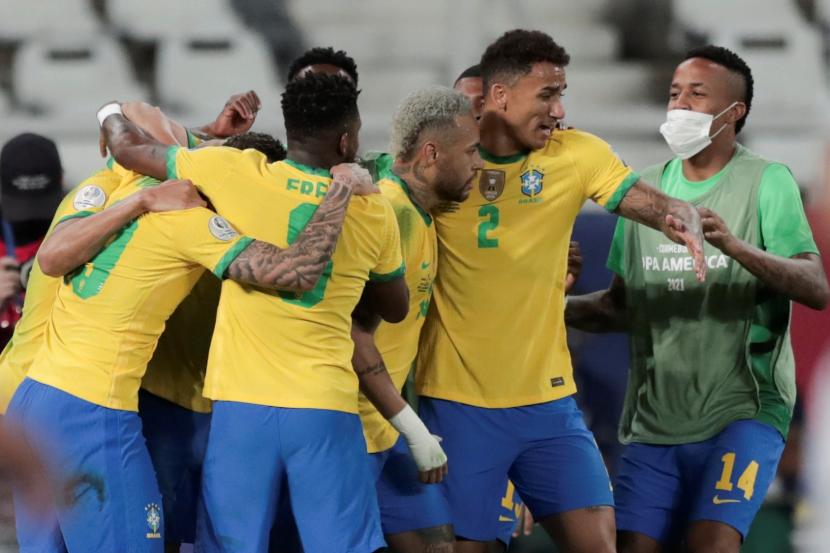 Para pemain Brasil merayakan gol Lucas Paqueta saat pertandingan sepak bola semifinal Copa America 2021 antara Brasil dan Peru di Rio de Janeiro, Brasil, 5 Juli 2021.
