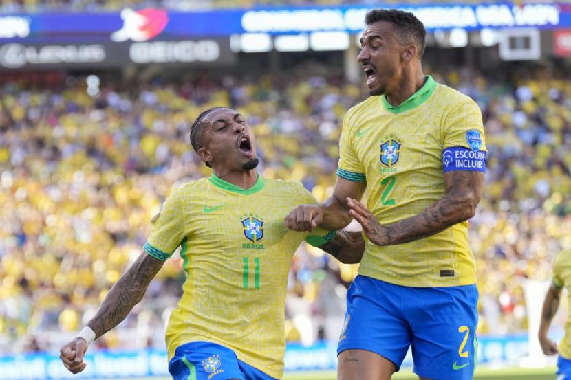 Pemain Brasil Raphinha (kiri) merayakan golnya ke gawang Kolombia dalam pertandingan Copa America 2024.
