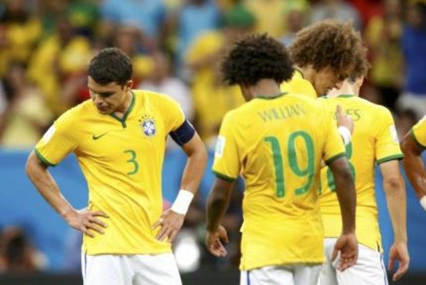 Pemain Brasil tertunduk lesu usai dikalahkan Belanda 0-3 pada laga perebutan tempat ketiga Piala Dunia Brasil 2014. 