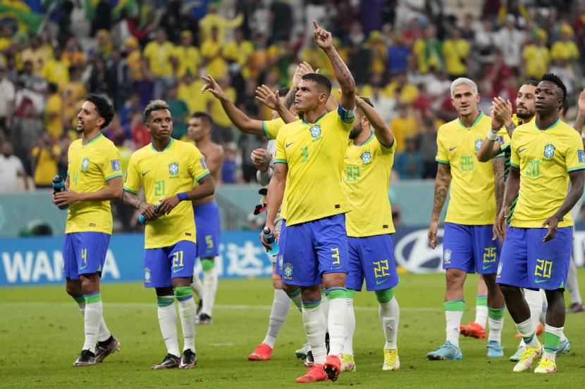 Timnas Brasil merayakan kemenangan pada akhir pertandingan sepak bola grup G Piala Dunia antara Brazil dan Serbia, di Stadion Lusail di Lusail, Qatar, Kamis, 24 November 2022. Brasil menang 2-0. 