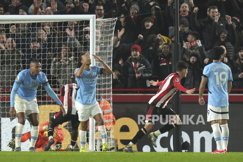 Pemain Brentford Christian Norgaard, kedua dari kanan, merayakan golnya ke gawang Manchester City dalam pertandingan Liga Primer Inggris antara Brentford dan Manchester City di Stadion Gtech Community, London, Inggris, Rabu, 15 Januari 2025 dini hari WIB 