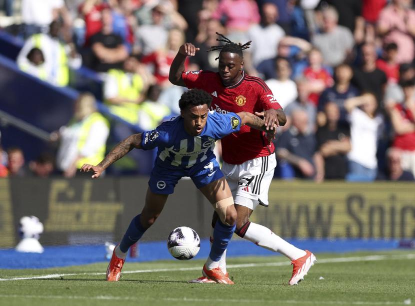 Pemain Brighton Joao Pedro berebut bola dengan Aaron Wan-Bissaka dalam pertandingan Liga Primer Inggris.