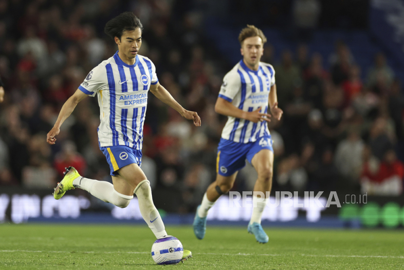 Pemain Brighton, Kaoru Mitoma, beraksi selama pertandingan sepak bola Liga Primer melawan Liverpool di Stadion American Express, Brighton, Selasa (20/5/2025) dini hari WIB.