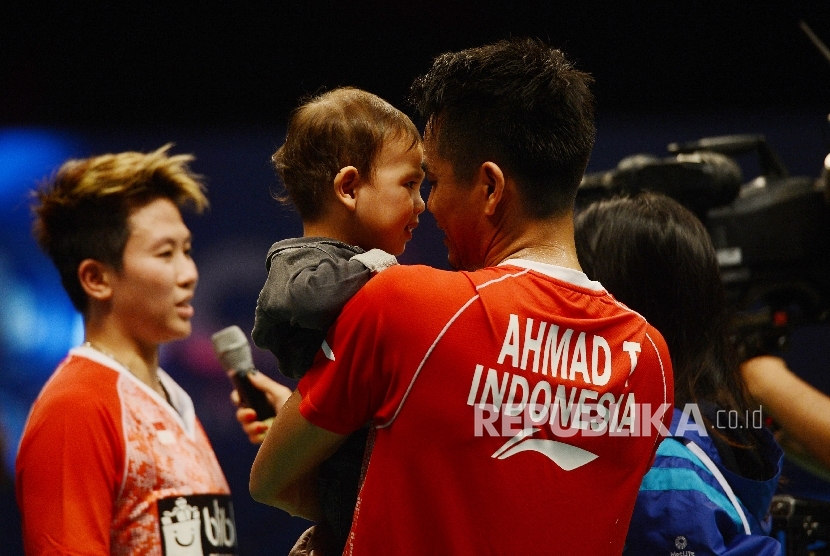 Pemain bulutangkis ganda campuran Indonesia Tontowi Ahmad (kanan) menggendong anaknya, Danish.