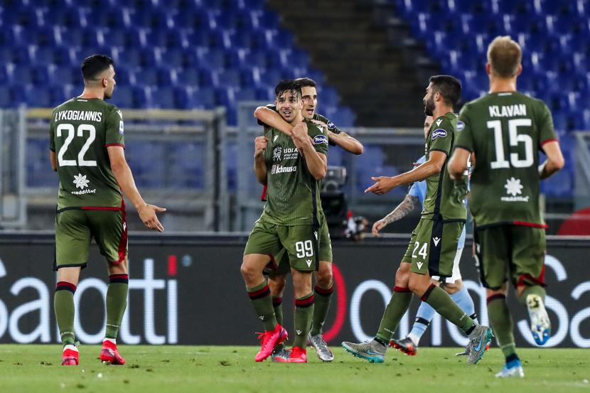  Pemain Cagliari Giovani Simeone merayakan gol yang dicetaknya ke gawang Lazio, Jumat (24/7).