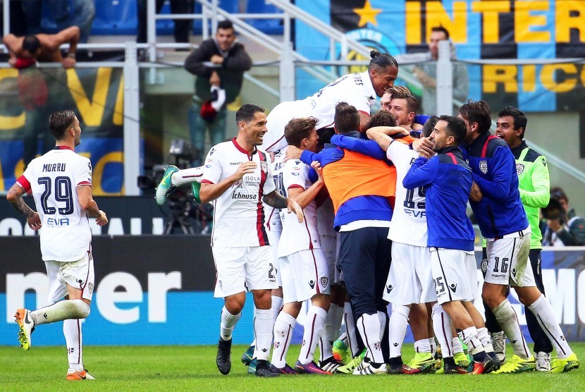 Pemain Cagliari merayakan gol kemenangan mereka di Liga Italia Seri A melawan Inter Milan di Stadiun Giuseppe Meazza, Ahad (16/10). Cagliari menang 2-1 dari Inter. 