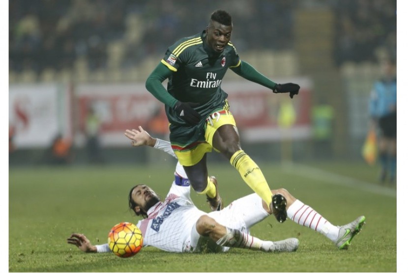 Pemain Carpi Cristian Zaccardo menekel striker AC Milan M'Baye Niang.