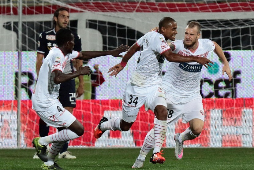 Pemain Carpi, Gabriel Silva, melakukan selebrasi bersama temannya usai mencetak sebuah gol dalam laga Serie A Italia antara Carpi dan Torino di Alberto Braglia Stadium, Modena, Sabtu (3/10).