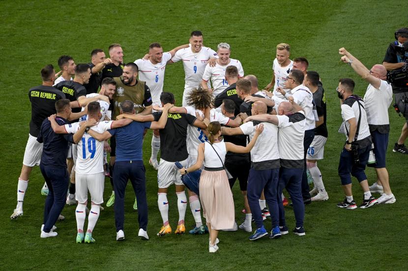 Skuad Ceska melakukan selebrasi setelah pertandingan sepak bola babak 16 besar UEFA EURO 2020 antara Belanda dan Republik Ceska di Budapest, Hongaria, 27 Juni 2021. 