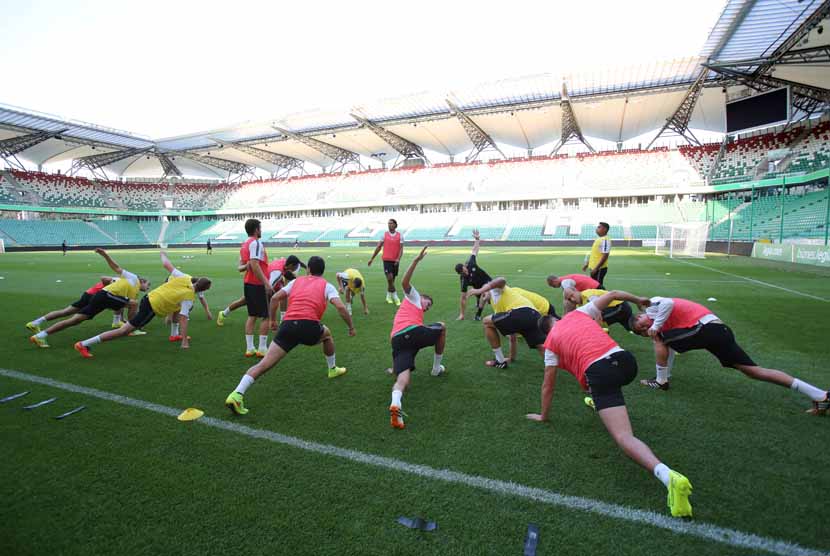 Pemain Celtic Glasgow melakukan pemanasan saat mereka menggelar sesi latihan jelang pertandingan Liga Champions. 