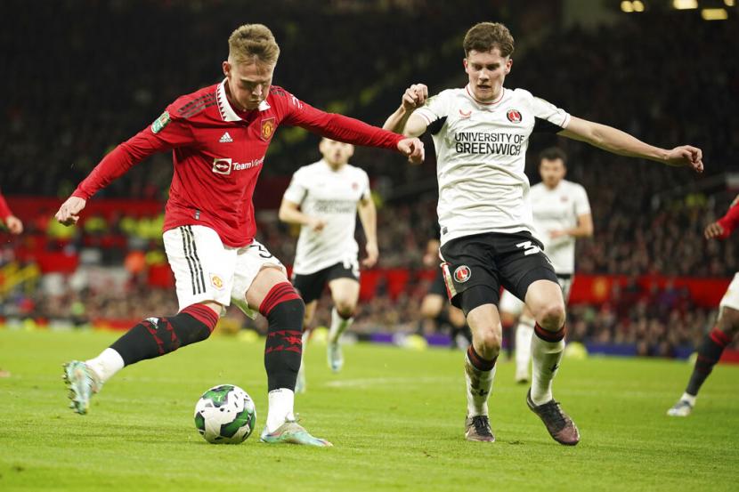 Pemain Charlton Lucas Ness (kanan) dan pemain Manchester United  Scott McTominay berebut bola pada pertandingan sepak bola perempat final Piala Liga Inggris antara Manchester United dan Charlton Athletic di Old Trafford di Manchester, Inggris,  Rabu (11/1/2023) dini hari WIB.