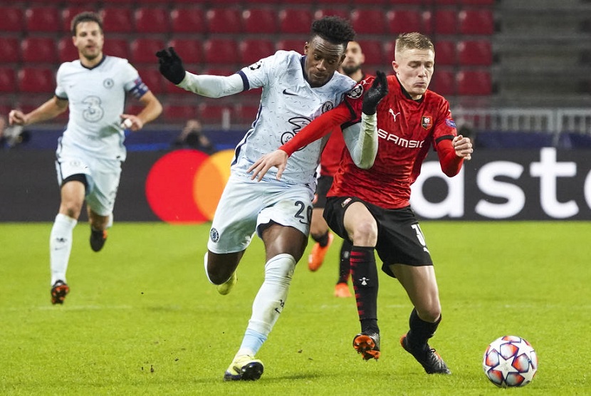 Pemain Chelsea Callum Hudson Odoi berebut bola dengan pemain Rennes Adrien Truffert di ajang Liga Champions