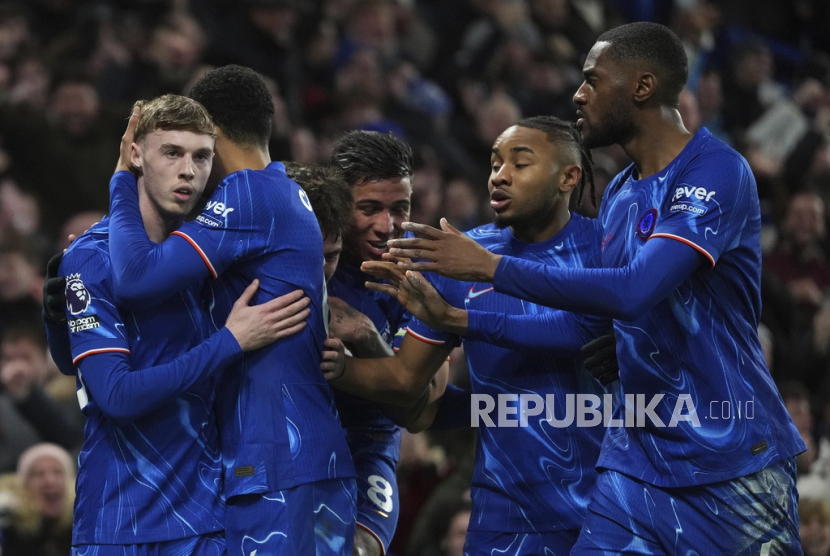 Pemain Chelsea Cole Palmer (kiri) merayakan gol bunuh diri Aaron Wan-Bissaka dari West Ham bersama rekan satu timnya selama pertandingan sepak bola Liga Primer Inggris antara Chelsea dan West Ham United di stadion Stamford Bridge di London, Senin, 3 Februari 2025. 