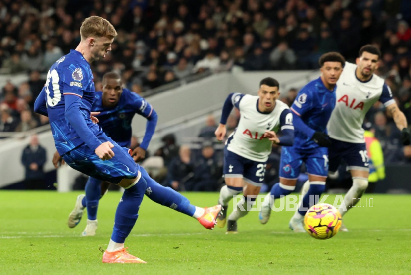 Pemain Chelsea Cole Palmer mencetak gol ke gawang Tottenham Hotspur dari titik penalti dalam pertandingan sepak bola Liga Primer Inggris di Stadion Tottenham Hotspur, London, Senin (9/12/2024) dini hari WIB.