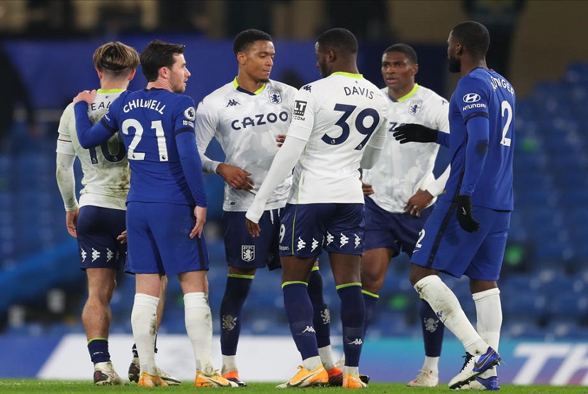 Pemain Chelsea dan Aston Villa saling bersalaman usai tim mereka bermain imbang 1-1 dalam laga lanjutan Liga Primer Inggris, di Stadion Stamford Bridge, Selasa (29/12) dini hari WIB. 