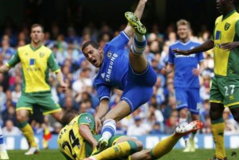 Pemain Chelsea, Eden Hazard (tengah) dilanggar pemain Norwich City, Ryan Bennet, dalam lanjutan Liga Inggris, Ahad (4/5).