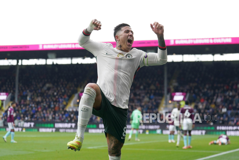 Pemain Chelsea, Enzo Fernandez, merayakan gol kedua timnya dalam pertandingan sepak bola Liga Primer Inggris antara Burnley dan Chelsea, di Burnley, Inggris, Sabtu, 22 November 2025. 