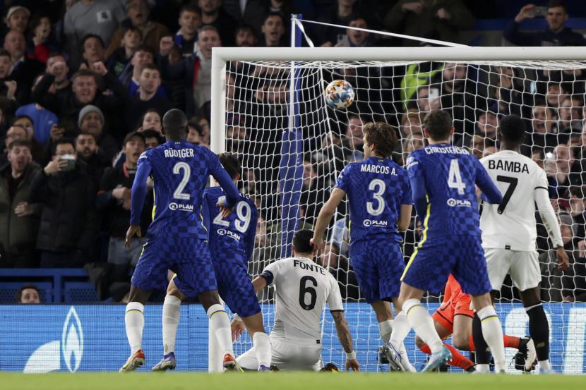 Pemain Chelsea Kai Havertz, (ke-2 dari kiri), mencetak gol pembuka pada pertandingan leg pertama babak 16 besar Liga Champions antara Chelsea dan LOSC Lille di stadion Stamford Bridge di London, Selasa, 22 Februari 2022.