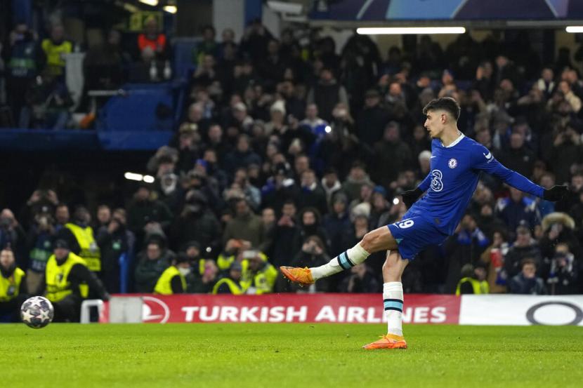 Pemain Chelsea Kai Havertz mengambil tendangan penalti untuk membawa timnya mengalahkan Borussia Dortmund 2-0 pada leg kedua babak 16 besar Liga Champions di Stamford Bridge, London, Rabu (8/3/2023) dini hari WIB.