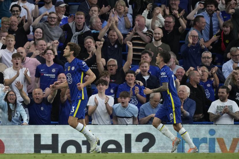  Pemain Chelsea Marcos Alonso (kiri) merayakan setelah mencetak gol pembuka timnya saat pertandingan sepak bola Liga Inggris antara Chelsea dan Leicester City di stadion Stamford Bridge di London, Jumat (20/5) dini hari WIB. 
