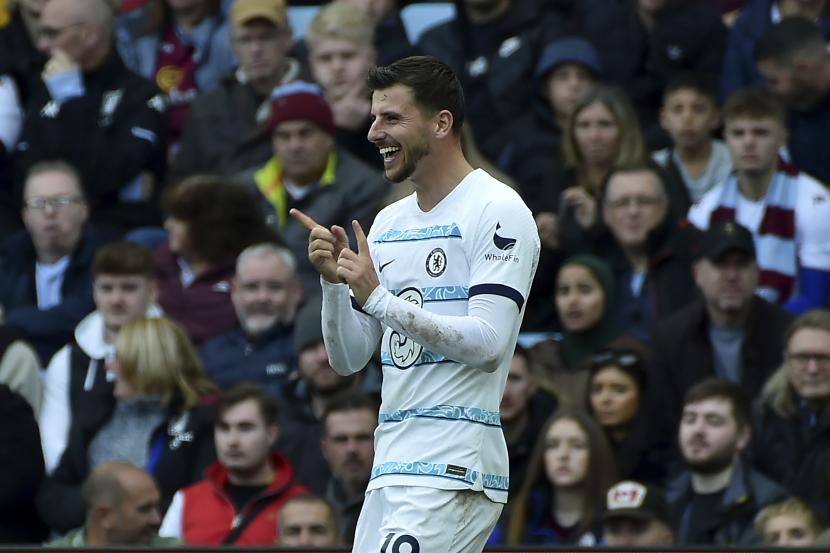 Pemain Chelsea Mason Mount merayakan setelah mencetak gol kedua timnya selama pertandingan sepak bola Liga Premier Inggris antara Aston Villa dan Chelsea di Villa Park di Birmingham, Inggris, Ahad, 16 Oktober 2022. 