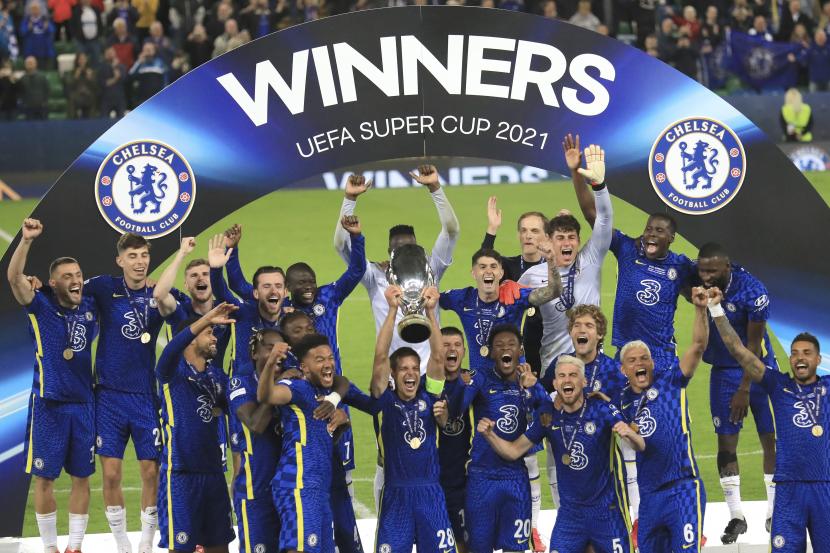Pemain Chelsea merayakan dengan trofi setelah memenangkan pertandingan sepak bola Piala Super Eropa melawan Villarreal di Windsor Park di Belfast, Irlandia Utara, Rabu, 11 Agustus 2021.