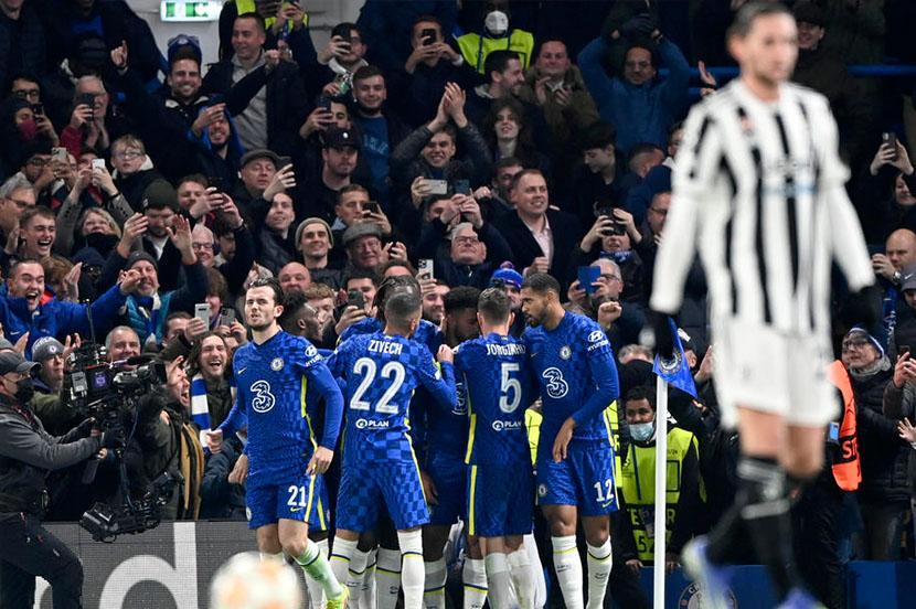 Pemain Chelsea merayakan gol ke gawang Juventus, di Stamford Bridge, Rabu (24/11) dini hari WIB.