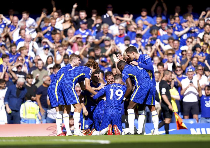 Pemain Chelsea merayakan gol Trevoh Chalobah yang membawa timnya menang 3-0 saat menjamu Crystal Palace di laga Liga Primer Inggris di Stadion Stamford Bridge, London, Sabtu (14/8).