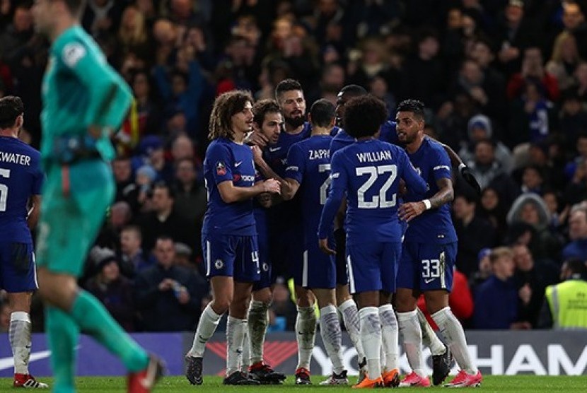 Pemain Chelsea merayakan kemenangan 4-0 atas Hull City pada babak perdelapan final Piala FA, Sabtu (17/2) dini hari WIB.