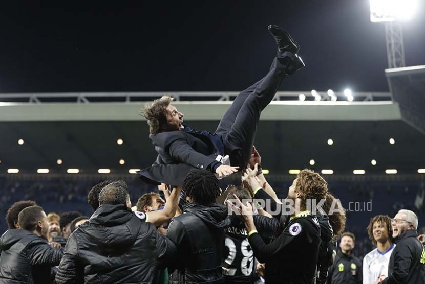 Pemain Chelsea merayakan kemenangan penentu gelar juara Chelsea dengan melempar pelatihnya Antonio Conte.
