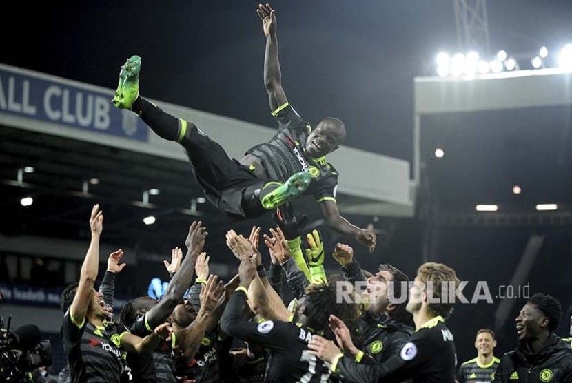 Pemain Chelsea merayakan kemenangan penentu gelar juara Chelsea dengan melempar N'Golo Kante ke udara.