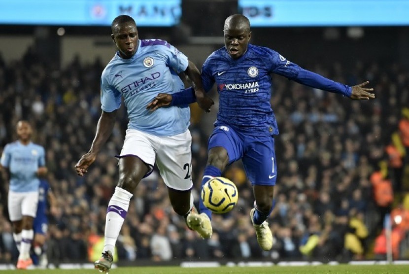 Pemain Chelsea Ngolo Kante saat melawan Manchester City di Stadion Etihad, Ahad (24/11) dini hari WIB.