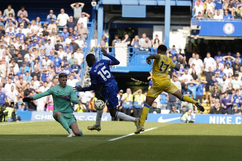 Pemain Chelsea Nicolas Jackson, tengah, melepaskan tembakan ke gawang selama pertandingan sepak bola Liga Primer Inggris antara Chelsea dan Crystal Palace, di Stadion Stamford Bridge di London, Ahad, 1 September 2024.