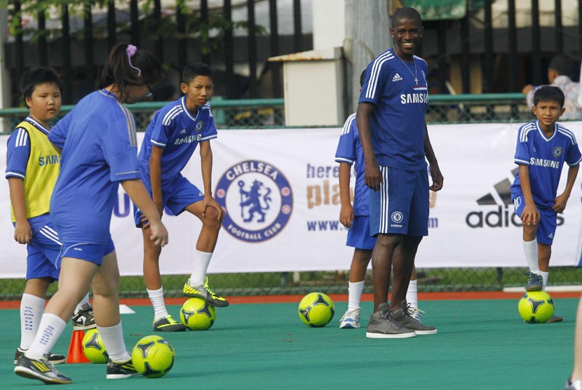 Pemain Chelsea Ramires mengamati anak-anak peserta coaching clinic bermain sepakbola di Jakarta, Rabu (24/7).   (AP/Achmad Ibrahim)