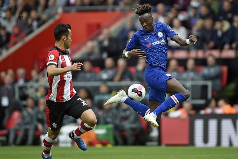 Pemain Chelsea Tammy Abraham beraksi dalam pertandingan melawan Southampton di Stadion St Mar'y pada Ahad (6/10) malam.