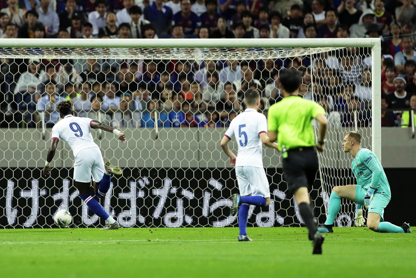 Pemain Chelsea Tammy Abraham (kiri) mencetak gol ke gawang Barcelona pada pertandingan persahabatan pra-musim di Saitama, utara Tokyo, Jepang (23/72019). 