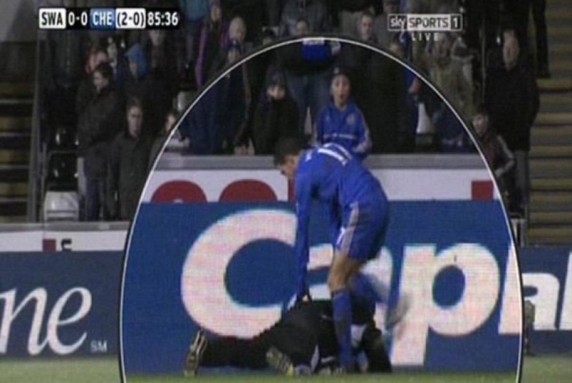 Pemain Chelsea tendangi seorang ballboy