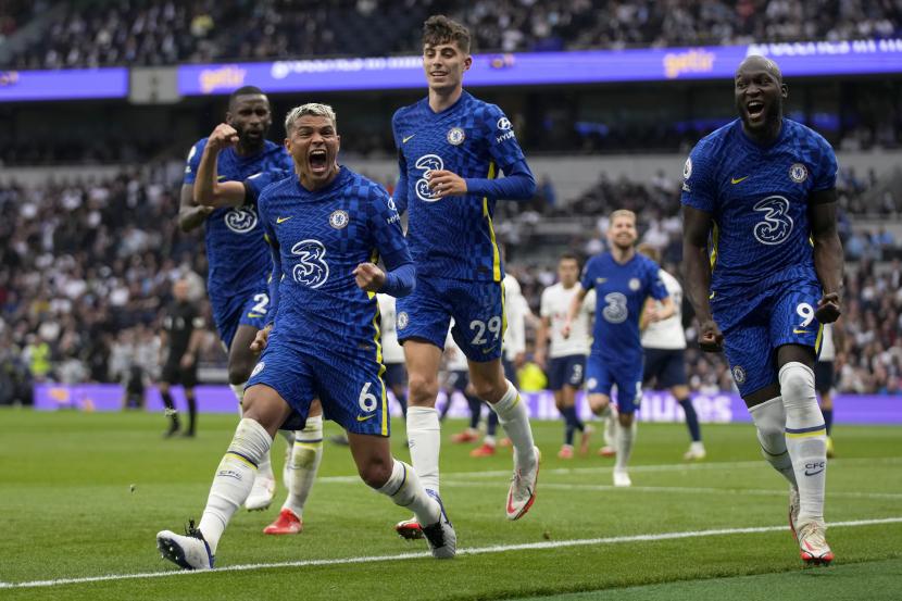 Pemain Chelsea Thiago Silva (kedua dari kiri), merayakan gol pembuka pada pertandingan sepak bola Liga Inggris antara Tottenham Hotspur dan Chelsea di Stadion Tottenham Hotspur di London, Inggris, Ahad (19/9). Laga berakhir dengan kemenangan Chelsea, 3-0.