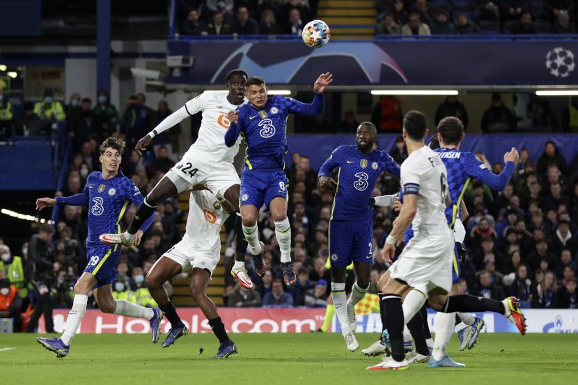 Amadou Onana (kiri tengah) pada pertandingan leg pertama babak 16 besar Liga Champions antara Chelsea dan LOSC Lille di stadion Stamford Bridge di London.