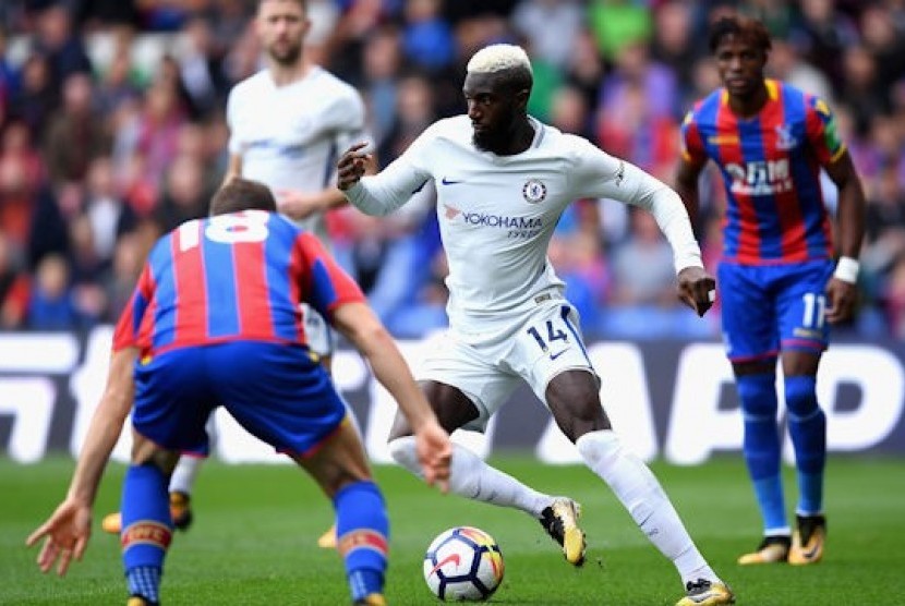 Pemain Chelsea Tiemoue Bakayoko mencoba melewati adangan pemain Crystal Palace pada pekan kedelapan Liga Primer Inggris musim 2017/2018 di Selhurst Park, Sabtu (14/10). Chelsea takluk 1-2. 