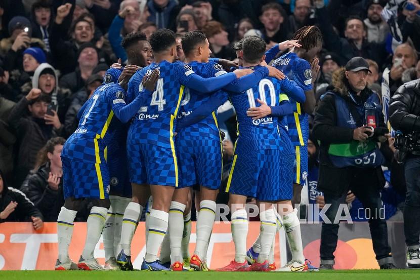 Para pemain Chelsea mencetak gol pembuka timnya saat pertandingan sepak bola Grup H Liga Champions antara Chelsea dan Juventus di Stadion Stamford Bridge di London,  Inggris, Rabu (24/11) dini hari WIB. Chelsea unggul 4-0 atas Juventus.