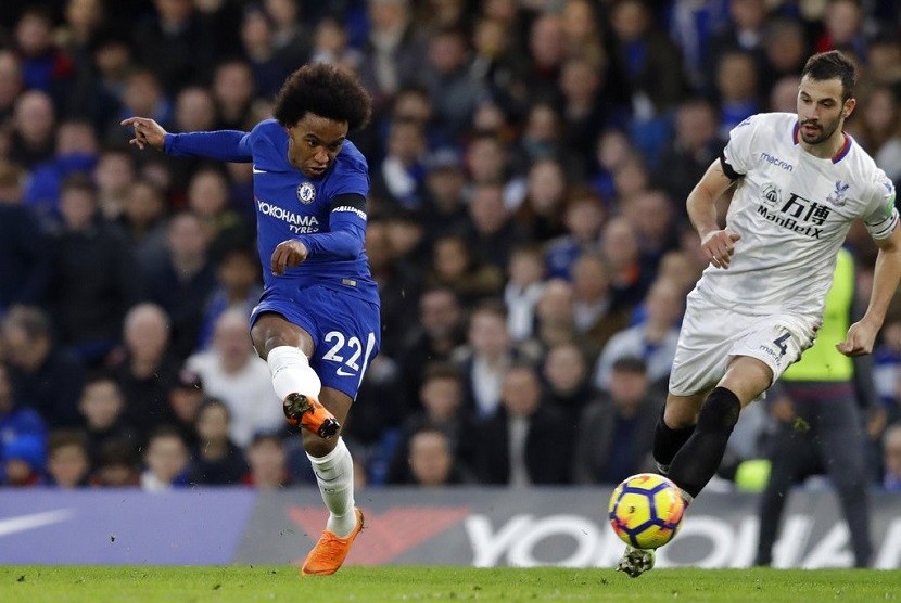 Pemain Chelsea, Willian (kiri), mencetak gol ke gawang Crystal Palace dalam pertandingan Liga Primer Inggris dalam laga yang digelar di Stamford Bridge, Sabtu (10/3) waktu setempat
