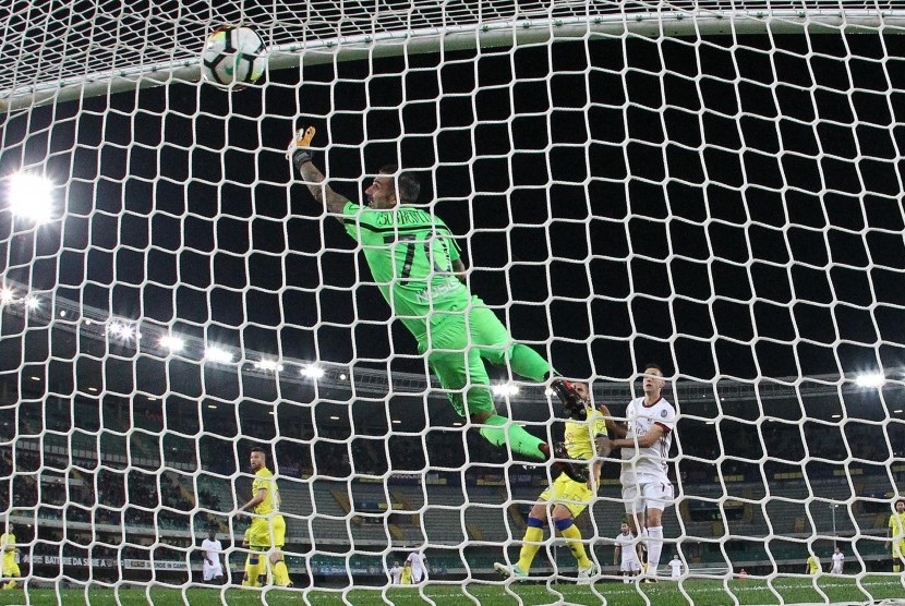 Pemain Chievo Bostjan Cesar melakukan gol bunuh diri ketika timnya menjamu AC MIlan pada lanjutan Liga Italia Serie A, di Stadion Bentegodi, Verona, Kamis (26/10) dini hari WIB. Milan menang 4-1. 